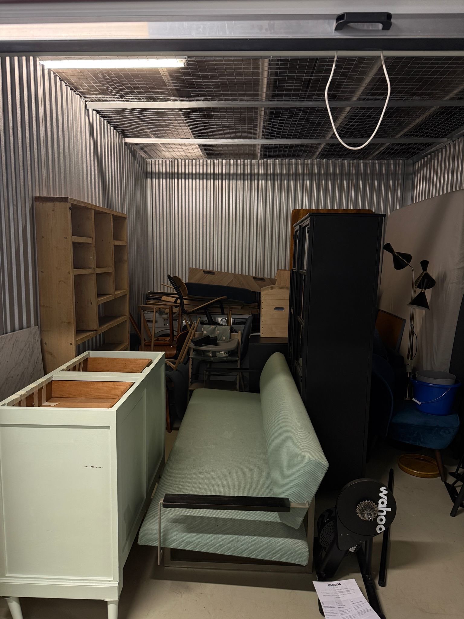 Afvoer van inboedel met meubels en huisraad klaar voor transport naar stort of opslag