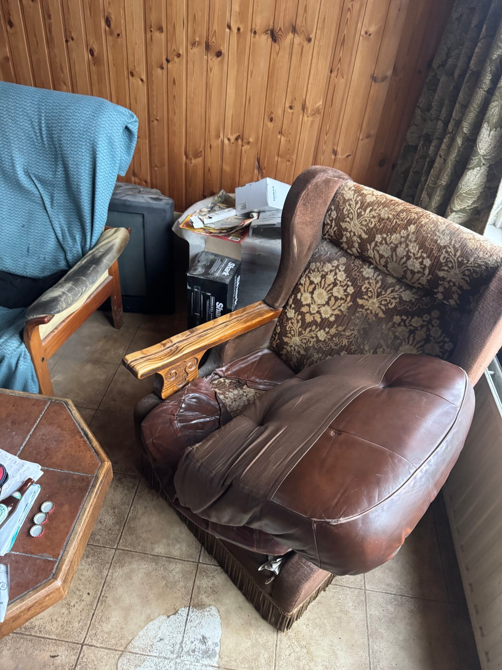 Woningontruiming woonkamer met meubels door Ervaren Ontruimers