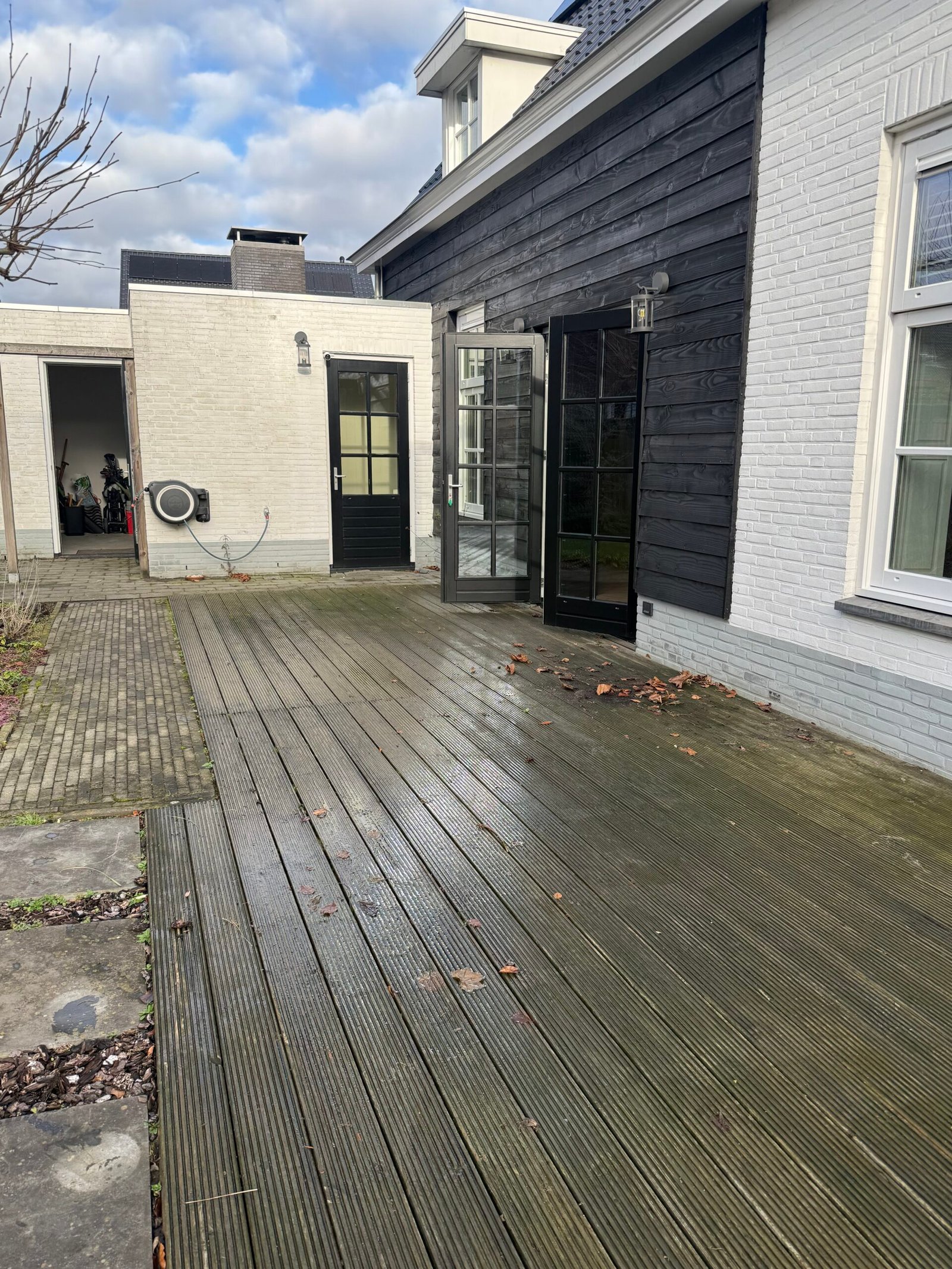 Tuin en terras leeg na woningontruiming