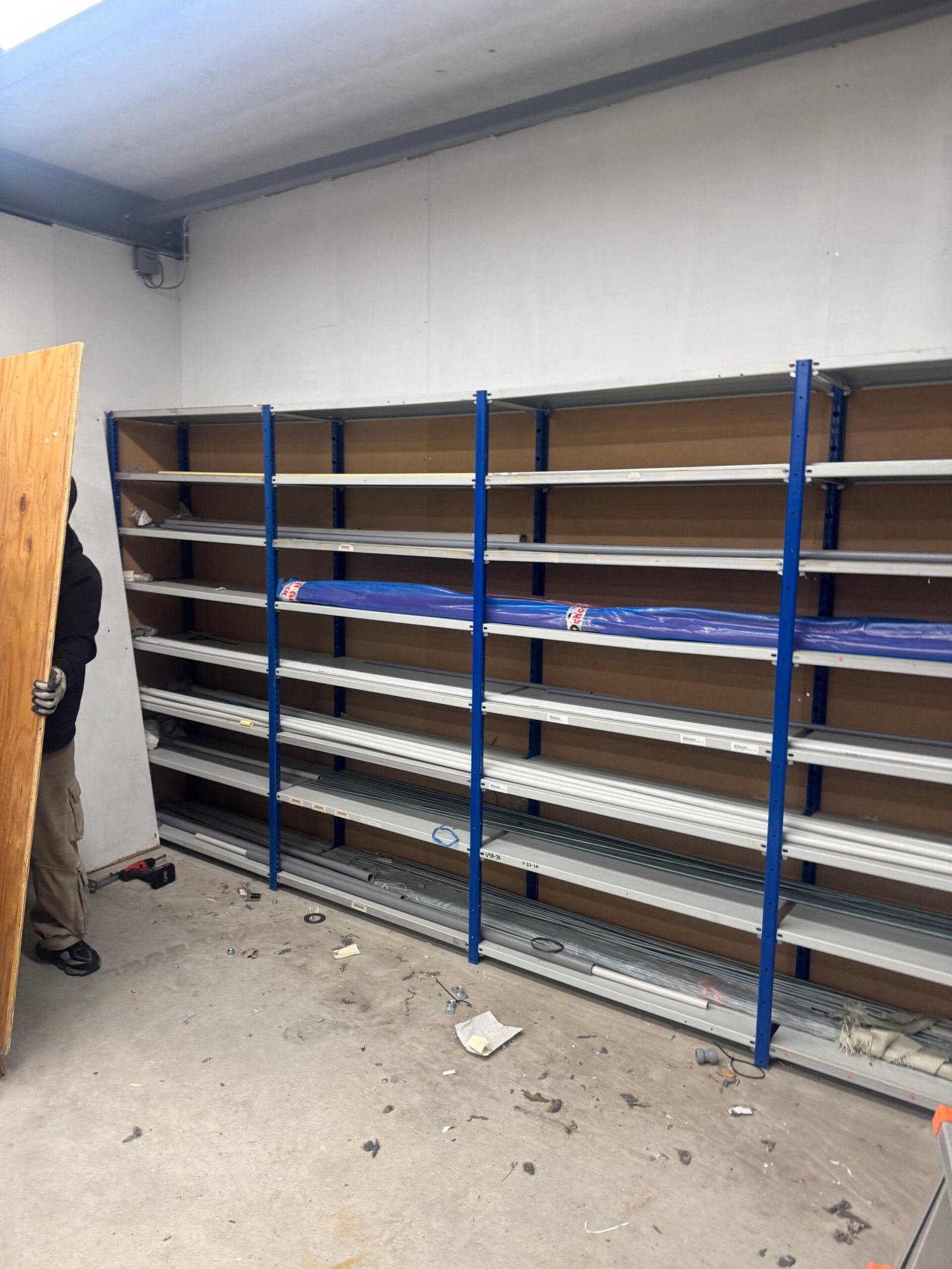 Bedrijfsontruiming van magazijn met stellingkasten